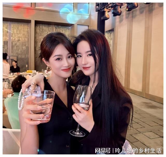 演女一号没红如今演配角红得一塌糊涂爱游戏ayx明明是同一个人搭档靳东(图10)